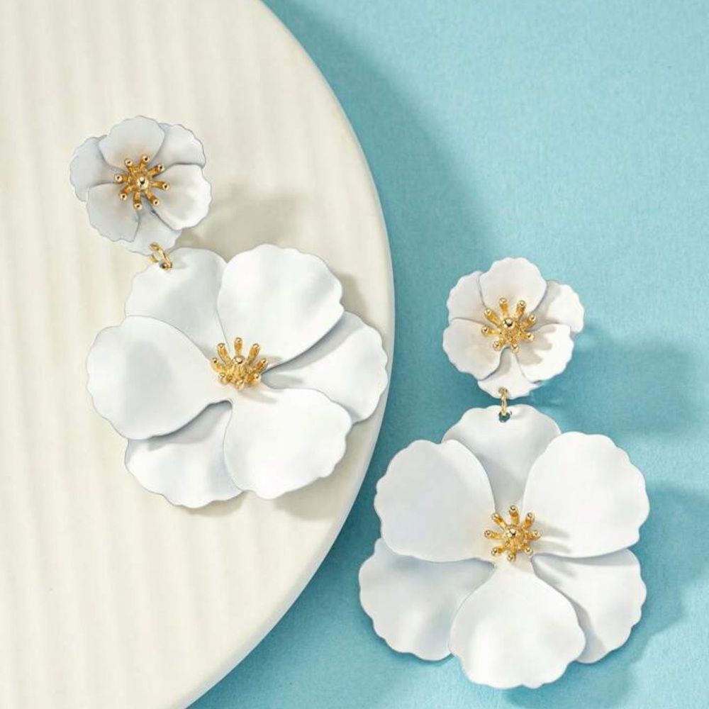 Elegant White Floral Flower Shaped Metal Clip-On Earrings With Pendants Earrings